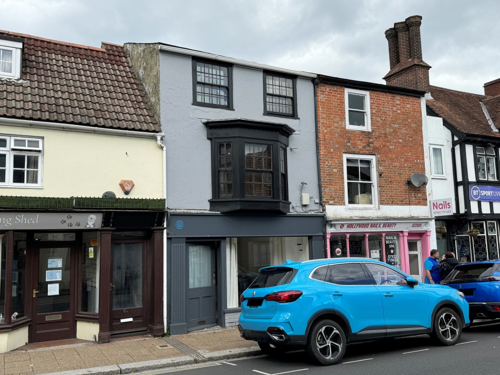 Lot: 27 - SHOP AND TWO-BEDROOM FLAT FOR INVESTMENT - Terraced building painted grey with commercial unit on ground floor